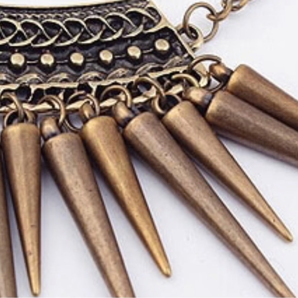 Statement necklace retro style with dangling spikes. - Picture 3 of 6